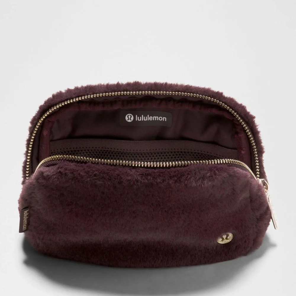 Lululemon NWT Everywhere Belt Bag - Plush Fleece - Black Plum/Gold - Picture 5 of 7
